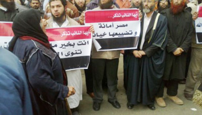 مواطنون أمام مجلس الشعب: نستكمل ثورتنا من خلال البرلمان