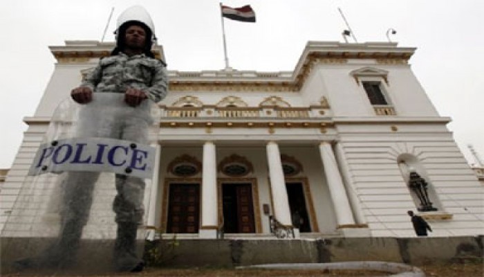 لجان شعبية ومتظاهرون وحضور أمني أمام مجلس الشعب