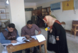 موظف يوجه الناخبين ويهدد بتزوير انتخابات الدائرة الأولى ببنها