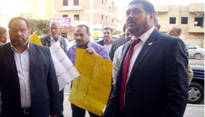 "الحرية والعدالة" ينجح في إنهاء اعتصام عمال ملابس العاشر