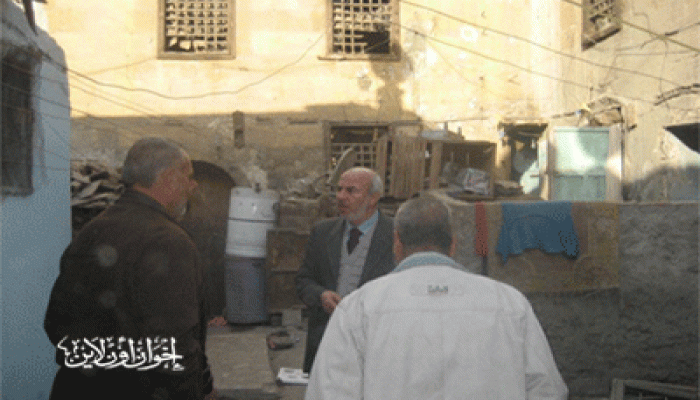 النائب خالد حنفي يتفقَّد سكان المنزل المنهار بالخليفة