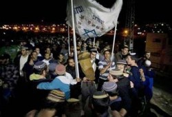 مئات المغتصبين يقتحمون "الخليل" ويؤدون طقوسًا تلمودية