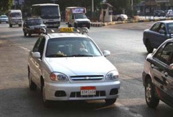 الحرية والعدالة بالعاشر من رمضان يتدخل لحل أزمة "التاكسي"