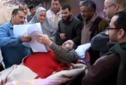 مريض يصوِّت في الانتخابات على "الترولي"