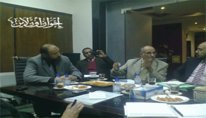 أشرف سعد يبحث مع المسئولين تطوير الصحة والتعليم بدائرته