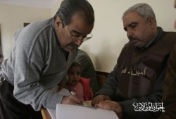 قاض يحتجز محاميًا اعترضًا على توجيه الناخبين!