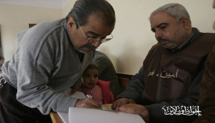 قاض يحتجز محاميًا اعترضًا على توجيه الناخبين!