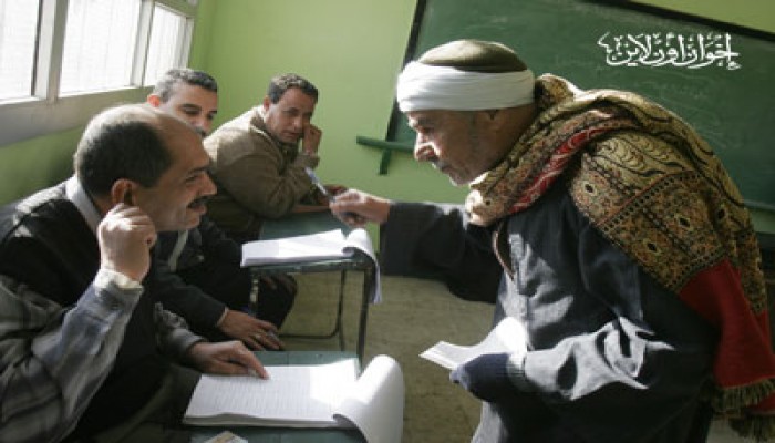 قاضٍ "يعزم" المندوبين على العشاء داخل اللجنة بالقليوبية