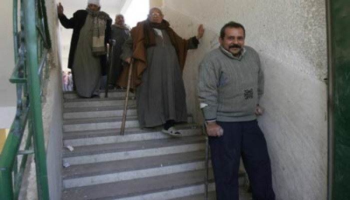 قاضٍ بالدقهلية يرفض مساعدة ناخب كفيف!!