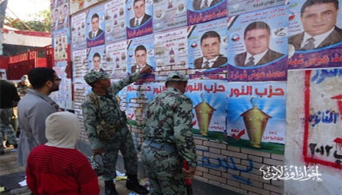 قوات الجيش تزيل دعاية "النور" المخالفة بالدقهلية