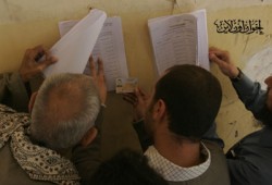 قاضيان وموظف يوجهون الناخبين لصالح "مصر القومي" بالقليوبية