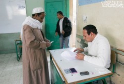 الموظفون يصوِّتون بدلاً من الناخبين بلجنتين في الدقي