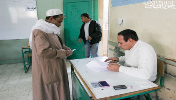 الموظفون يصوِّتون بدلاً من الناخبين بلجنتين في الدقي