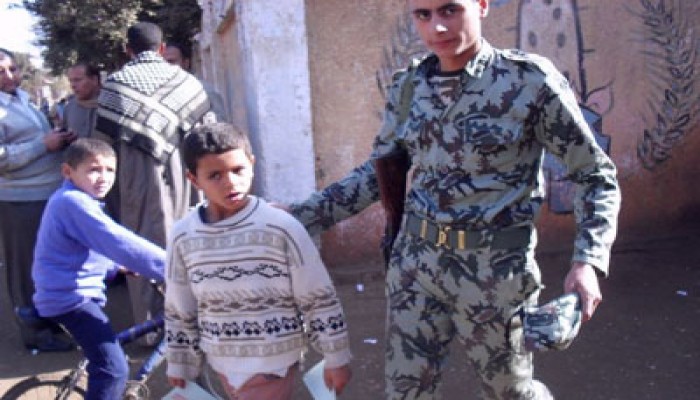 مرشح الفلول بمنوف يستغل الأطفال في الدعاية!