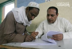 مراقبون: الشائعات أثرت على الإقبال والتجاوزات استمرت