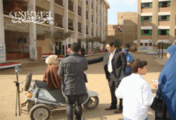 قاضٍ يمكن معوقة من التصويت في فناء المدرسة