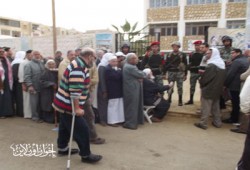 برودة الجو لم تمنع المسنِّين من التصويت في السويس