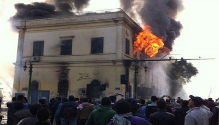 مثقفون ينعون 200 سنة حضارة.. والعسكري: تراث المجمع العلمي آمن!