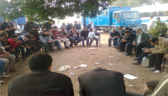 حلقات استغفار وسمر حول سرادق فرز الدائرة الرابعة بالجيزة