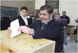 د. مرسي بعد إدلائه بصوته: الشعب المصري لن يخدعه أحد