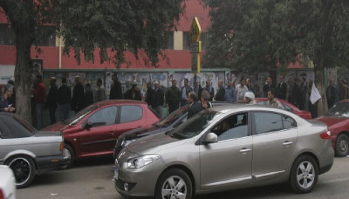 اختناق مروري بالعجوزة واللجان الشعبية تنظم "المرور"