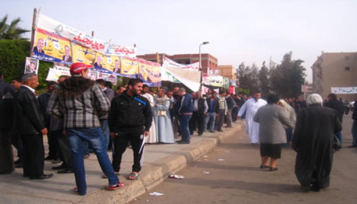 موظفو لجان بالشرقية يخالفون تعليمات لجنة الانتخابات