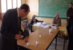 د. حشمت بعد الإدلاء بصوته: الانتخابات أبرزت وعي المصريين