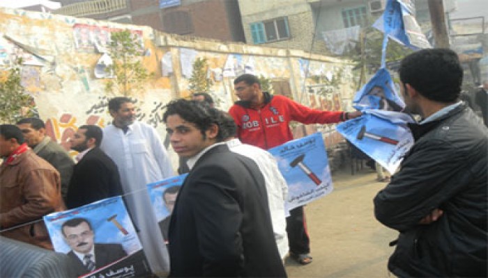 الأمن يزيل الدعاية الانتخابية أمام اللجان في أوسيم بالجيزة