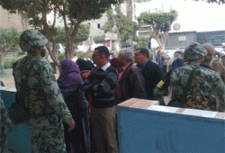 ضبط موظفين يوجهون الناخبين لاختيار مرشح الفلول بالوراق