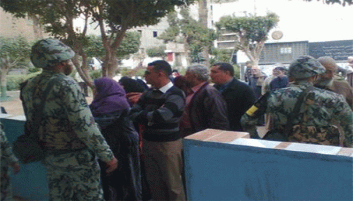 ضبط موظفين يوجهون الناخبين لاختيار مرشح الفلول بالوراق