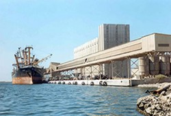 إضراب جزئي بـ"ميناء دمياط" ضد عودة فليفل