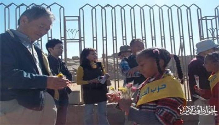 أسوان.. زهرات "الحرية والعدالة" يستقبلن السياح بالورود