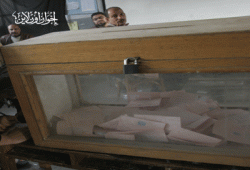 أهالي الغردقة يحطِّمون سيارة "شراء الأصوات"