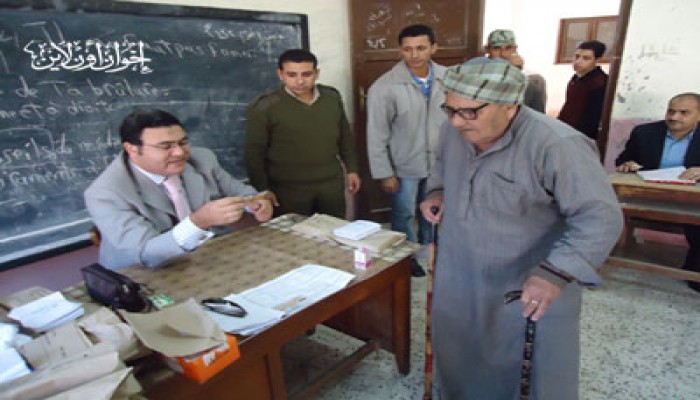 مصاب بالثورة على كرسيه المتحرك: صوتي لإسقاط الفلول