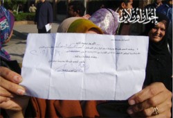 موظفو لجان مدينة نصر يقطعون الطريق احتجاجًا على استبعادهم