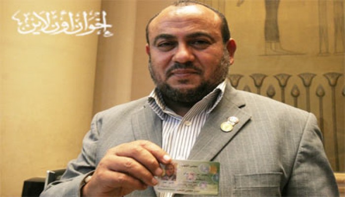 رمضان عمر يتسلَّم "كارنيه" عضوية مجلس الشعب