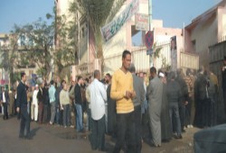 ضابط بالفيوم يطلق النار لتفريق تكدُّس الناخبين!