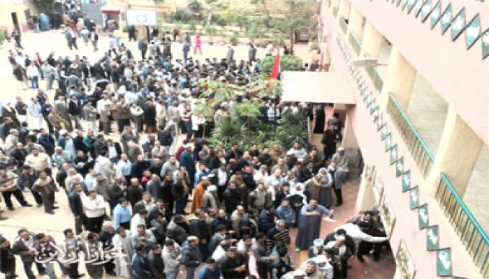 إغماءات بسبب الزحام الشديد أمام لجان حلوان