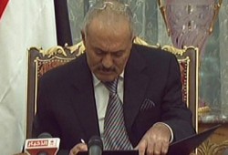الرئيس اليمني يوقع على آلية تنفيذ المبادرة الخليجية