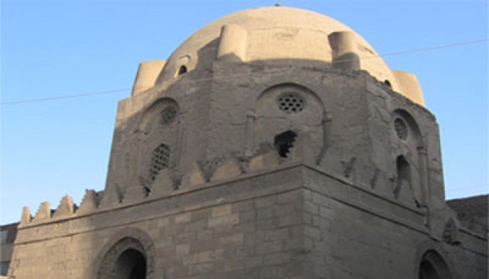 جثمان قاهر الصليبيين.. تحت حصار القمامة ومياه الصرف