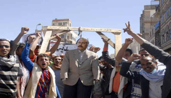 ثوار اليمن يرفضون الدعوة لانعقاد جلسات برلمان الديكتاتور