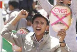 ثوار اليمن يطالبون بمحاكمة صالح ويتعهدون بالصمود