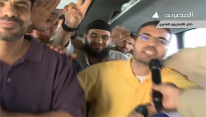 الأسرى المحررون يحيُّون مصر الثورة