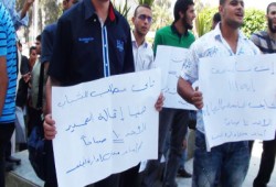 مسيرة بجامعة الفيوم تطالب بالتطهير