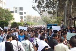 مظاهرات بجامعة المنصورة لمحاكمة عميدي بيطري وآداب