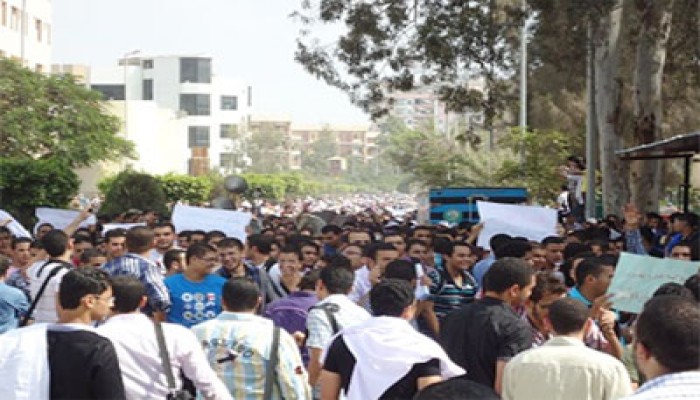مظاهرات بجامعة المنصورة لمحاكمة عميدي بيطري وآداب
