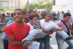 عميدا آداب وبيطري بالمنصورة يدهسان الطلاب بسيارتهما!
