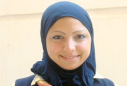 مضيفة في "مصر للطيران": خلعوا حجابي على سلم الطائرة!