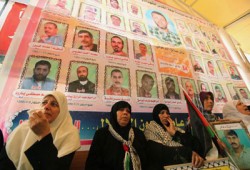 صحف العالم: تحرير الأسرى الفلسطينيين انتصار للثورة المصرية