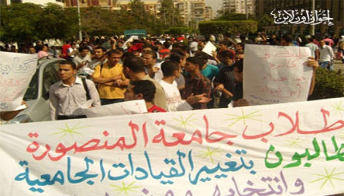 طلاب المنصورة يواصلون احتجاجاتهم المطالبة بالتطهير